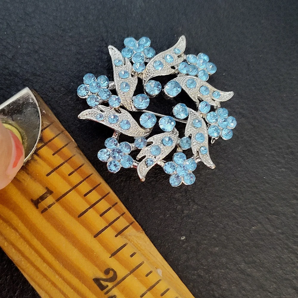Brooch Blue Floral Rhinestone Sparkly Silver Tone Vintage About 2" - Picture 5 of 5